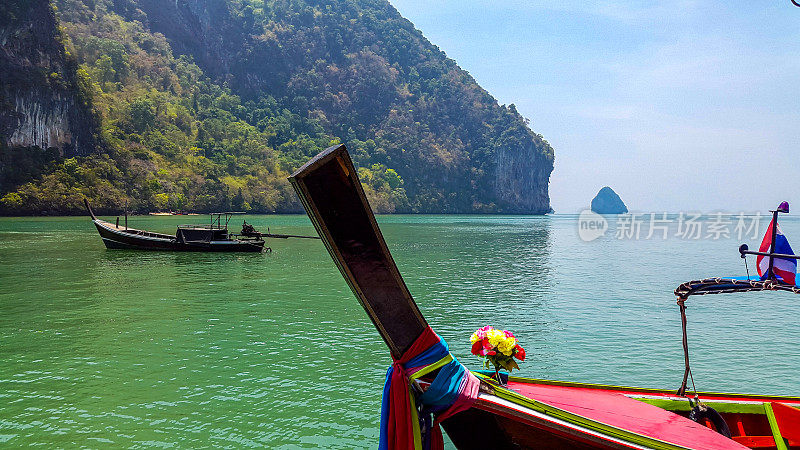 在泰国詹姆斯邦德岛的快艇之旅中，一艘长尾船在攀雅湾