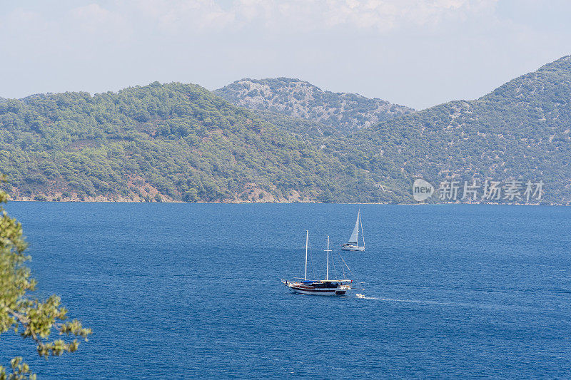 两艘船在美丽的爱琴海上。
