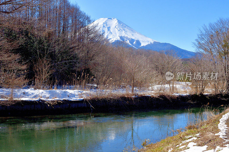 白雪覆盖的富士山，摄于山梨县大野hakkai