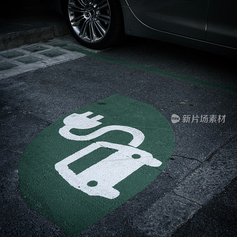 电动汽车充电点停车有绿色标志