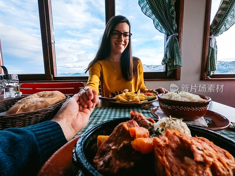 一对夫妇在餐馆吃午饭