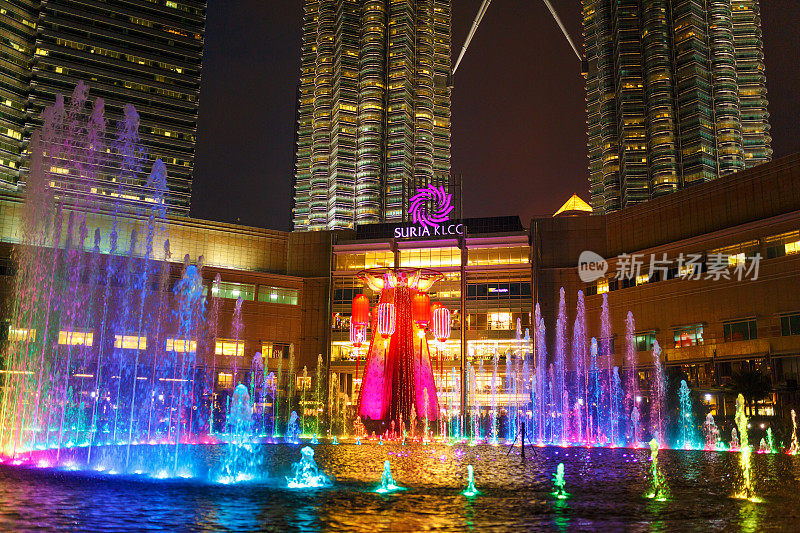 吉隆坡双子塔附近的彩色舞蹈喷泉