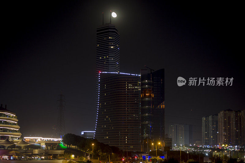 土耳其伊斯坦布尔，安纳托利亚河畔的atasehir，夜晚金融区附近的摩天大楼