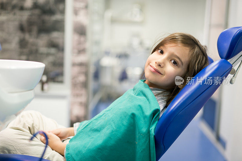 微笑的小男孩在定期牙科检查前摆姿势