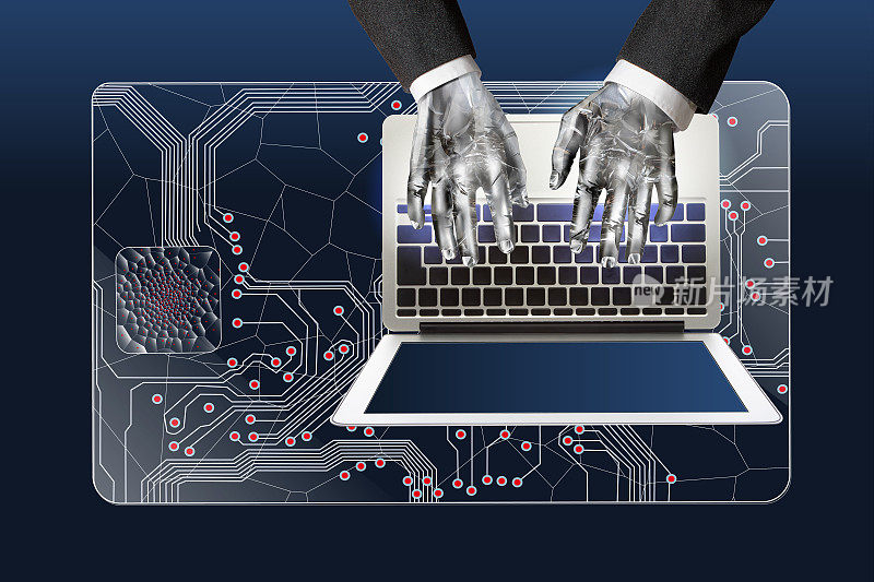 一个商人机器人在敲笔记本电脑的钥匙以增强信用卡的安全性。