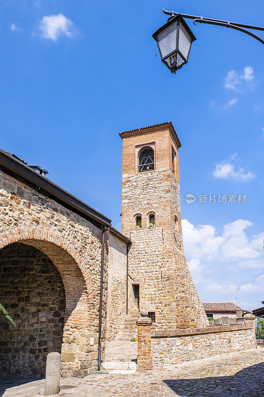 意大利:阿夸·佩特拉卡，圣三一讲堂，12世纪