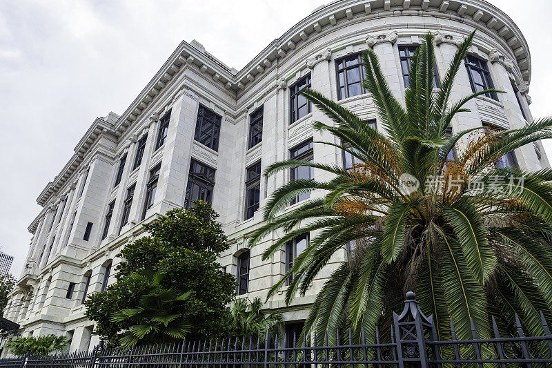 路易斯安那州最高法院的建筑位于新奥尔良市，是一座Beaux艺术风格的建筑