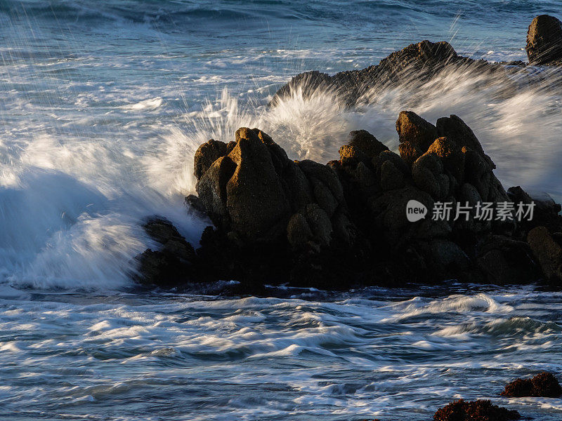 海浪拍打着岩石，模糊不清