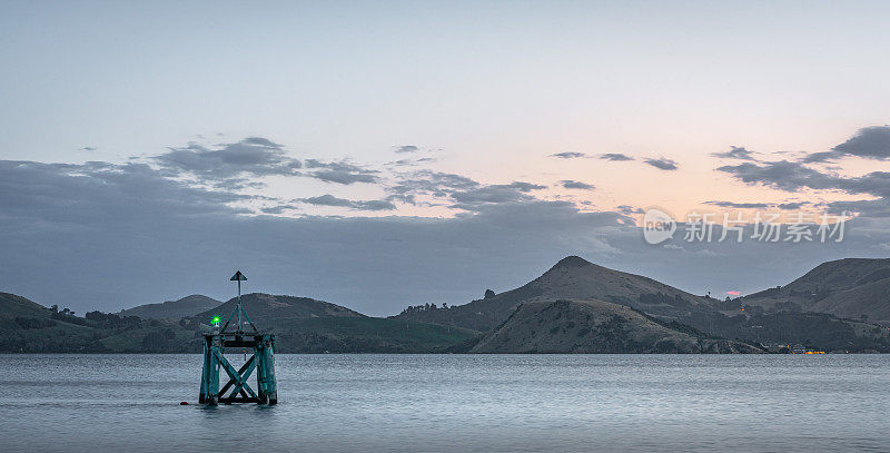 新西兰达尼丁，右舷标志，背景为港口锥(Hereweka)