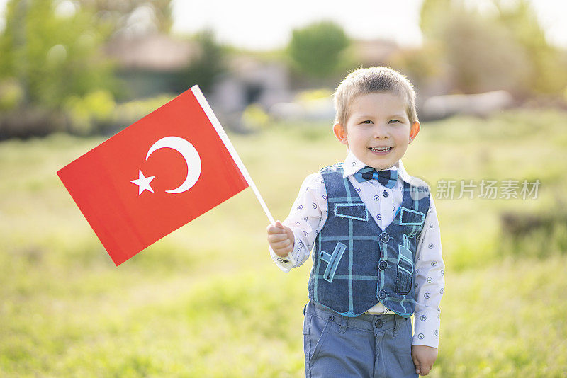 小男孩举着土耳其国旗庆祝国家主权和儿童节