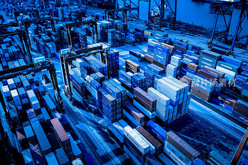 无人机俯瞰巨大的工业港口和货物集装箱。中国商业物流业香港
