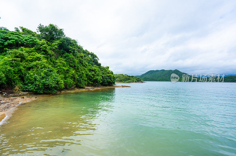 香港西贡村海滩的美丽沙滩、大海和多云天空的倒影