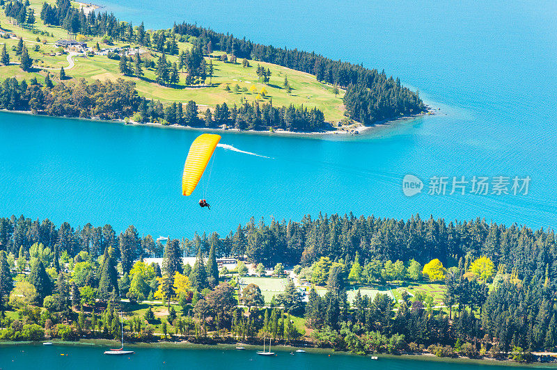 游客享受美丽的风景，在皇后镇非凡的新西兰南岛，最著名的旅游景点在新西兰