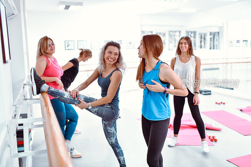 女性在健身房做伸展运动时讨论罩杯尺寸
