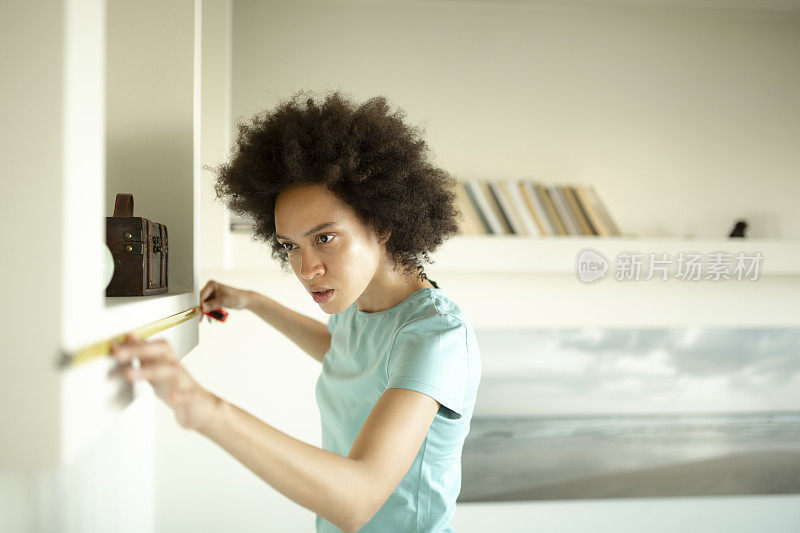 女室内设计师在家测量尺寸