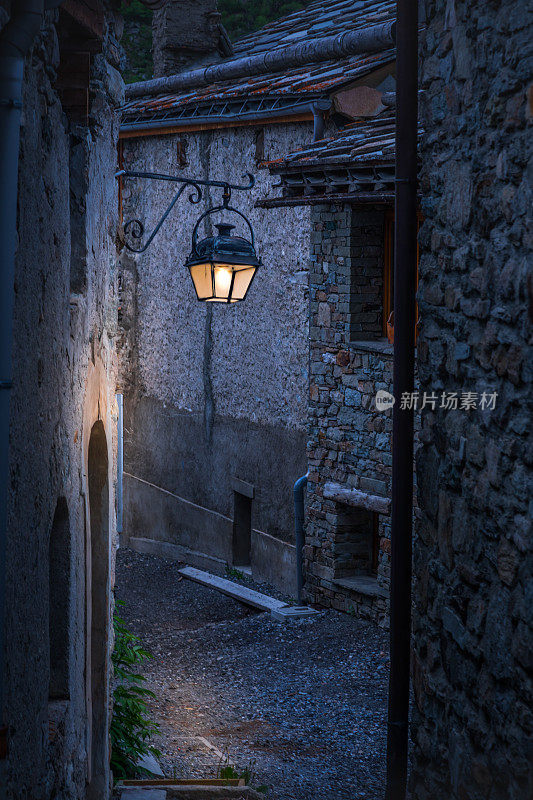 波恩维尔的弧形老城，中世纪的街灯照亮的角落-瓦瓦尼斯，萨伏伊-法国