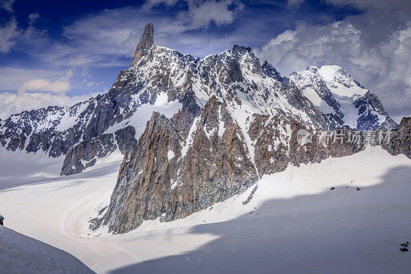 白雪皑皑的登特杜Géant，勃朗峰和冰川-意大利阿尔卑斯山边