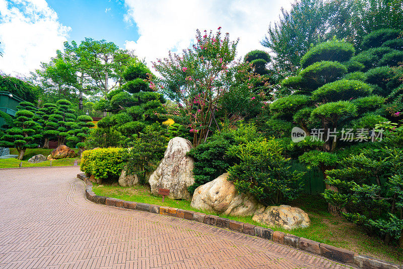 智莲庵是位于香港九龙钻石山的大型佛教寺院建筑群。