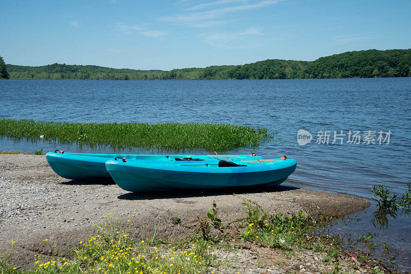 湖边的两只皮划艇。