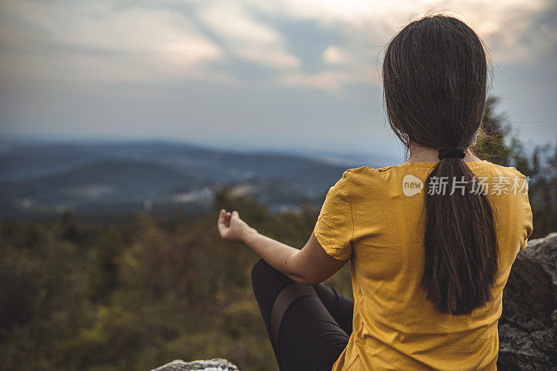 女人在瑜伽体位冥想莲花身