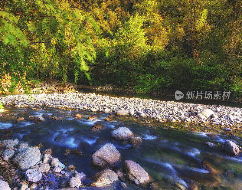 山涧河流