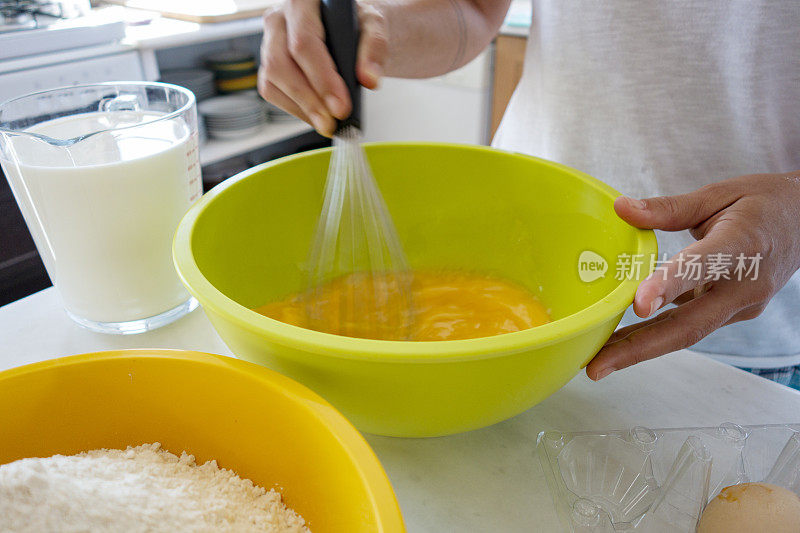 女子准备煎饼面糊