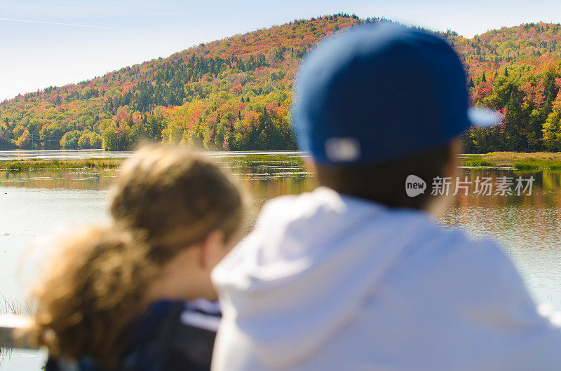 秋天的一天，两个孩子在看池塘