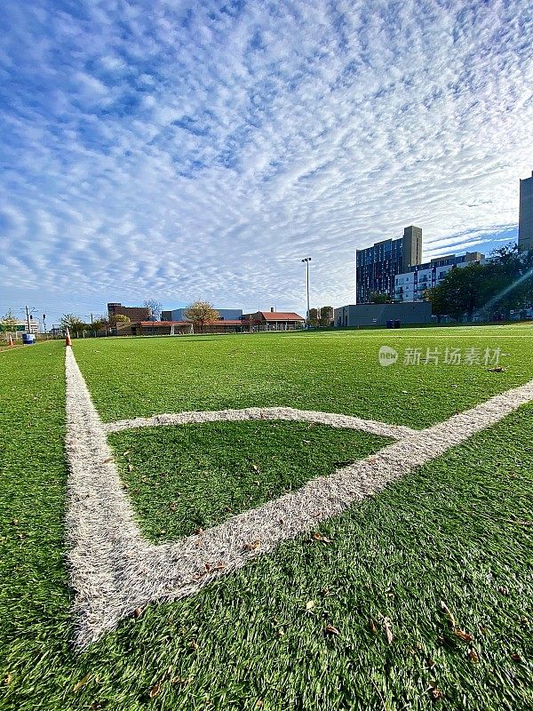 明尼阿波利斯市中心附近的城市户外草坪足球场