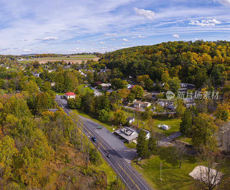 五彩缤纷的秋天在宾夕法尼亚州农村。里海镇附近的农田风景，森林，拼凑的田地，村庄和农场之间的山。高分辨率拼接航空全景图。