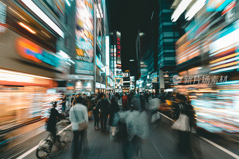 日本东京新宿歌舞伎町的夜市