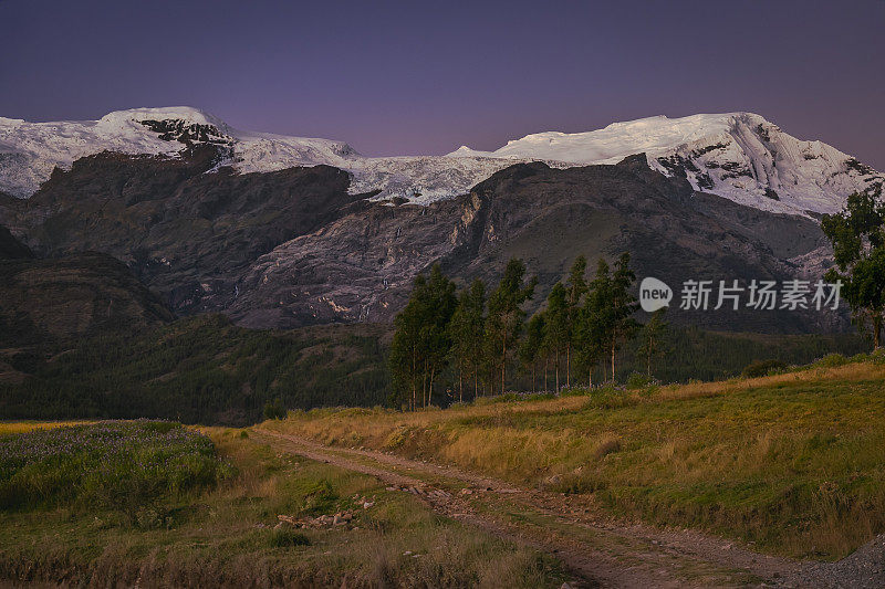 秘鲁，瓦拉兹附近的安第斯山脉，通往科迪勒拉布兰卡山谷和华斯卡兰山脉的乡村公路