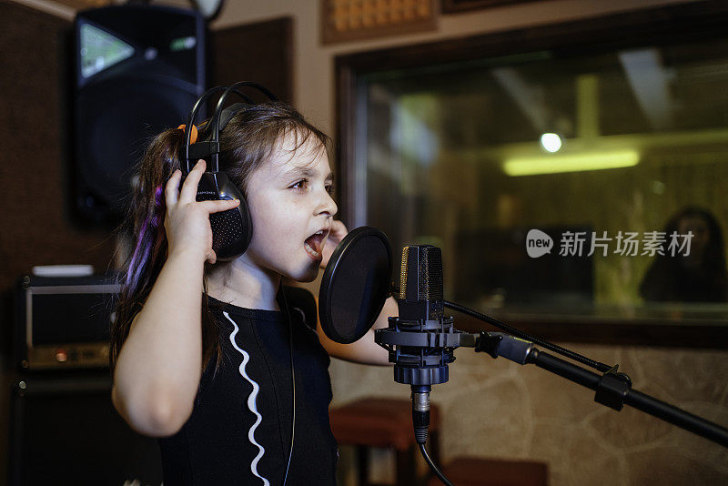儿童歌手在专业音乐工作室录制歌曲