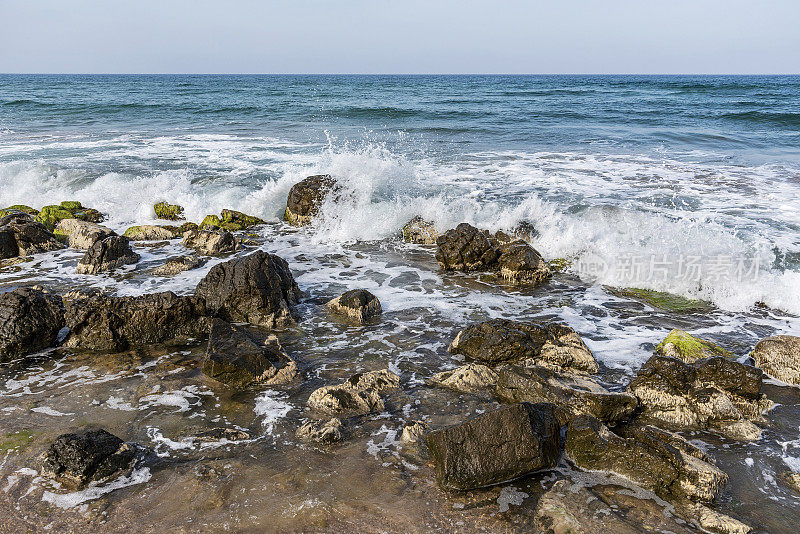 海浪拍打着海岸