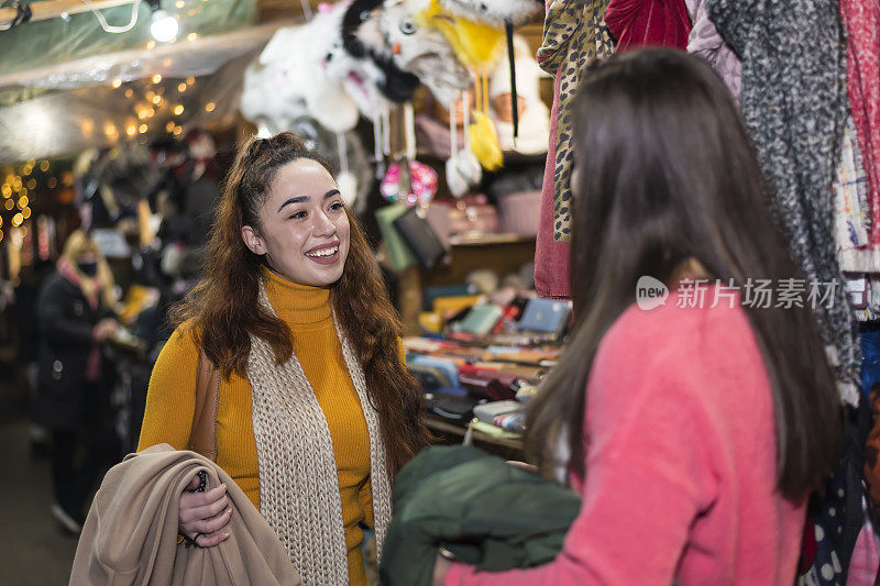 两个女人在街市购物