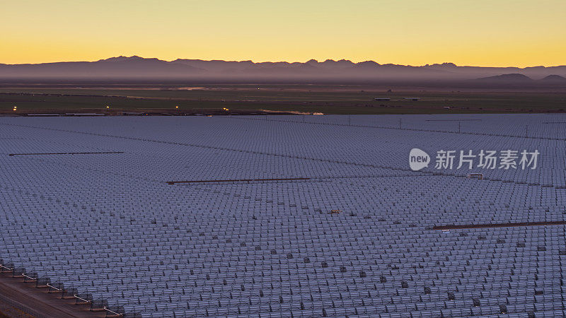 无人机拍摄亚利桑那州沙漠日出前巨大的抛物线槽太阳能工厂