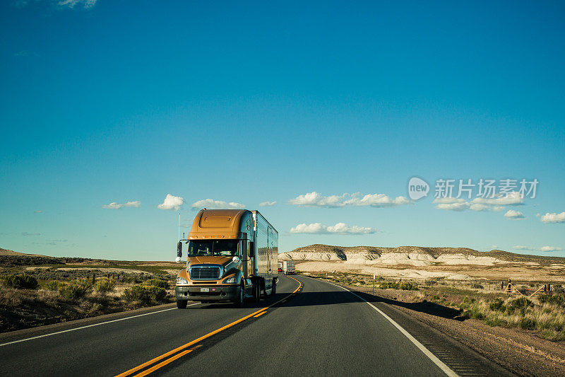 公路上的半挂车在全国各地运输货物