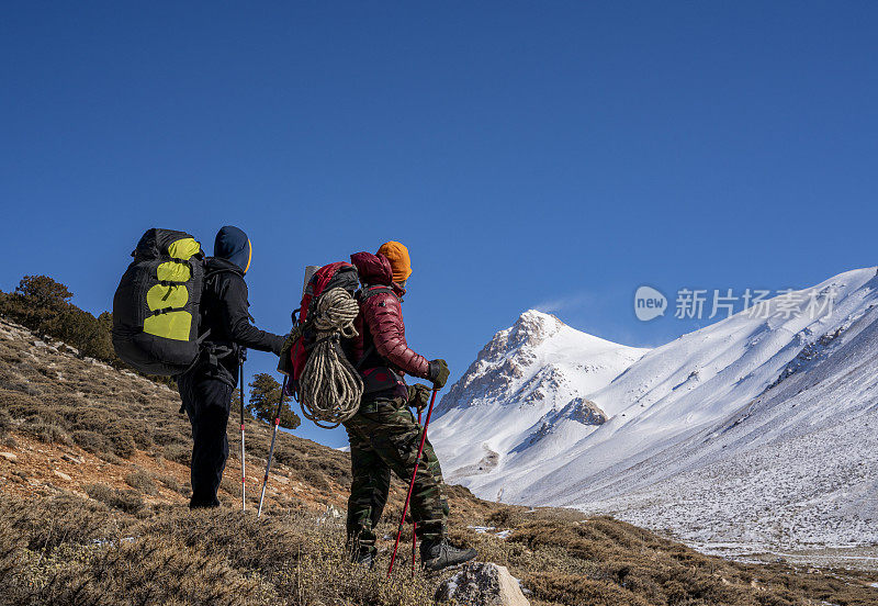 两名男性登山者正走向土耳其安塔利亚贝达格里山的顶峰