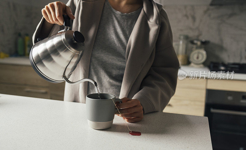 早上的习惯:一个匿名的女人泡花草茶