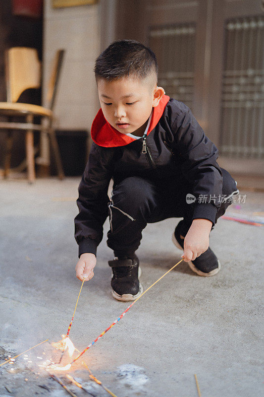 孩子烧烟花