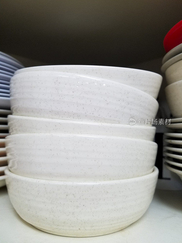 厨房橱柜里一堆配套的碗。