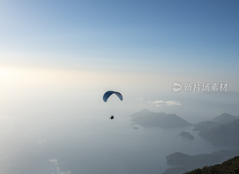 滑翔伞飞过奥卢德尼兹的巴巴达格山