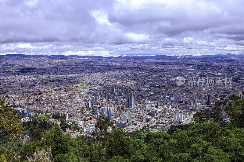 Bogotá，哥伦比亚——从安第斯山脉1500英尺以上的Monserrate高地俯瞰安第斯现代城市。