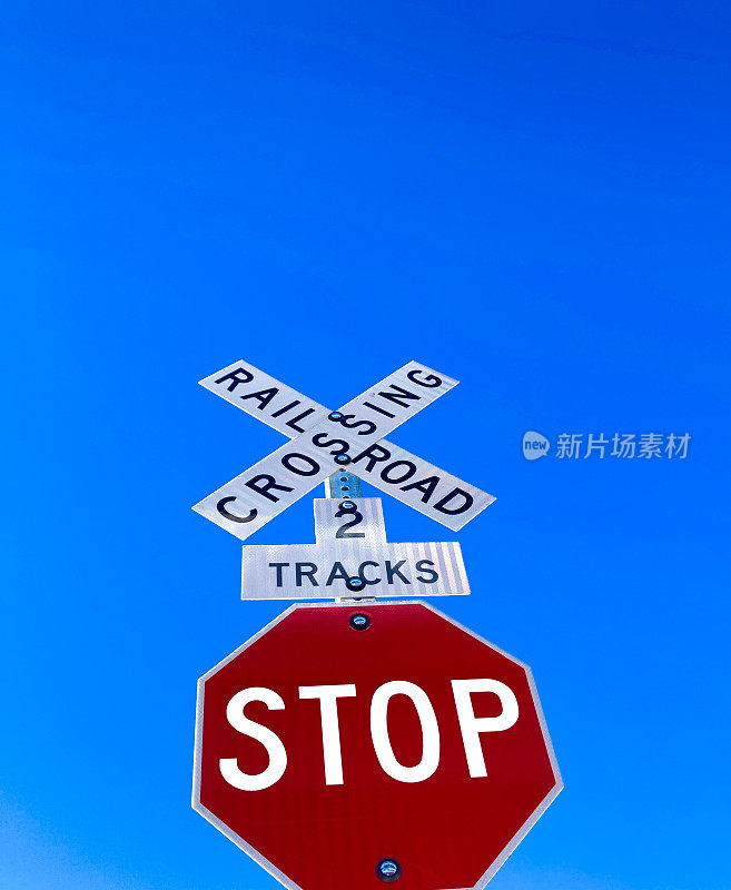 停止标志，RR十字路口，充满活力的蓝天