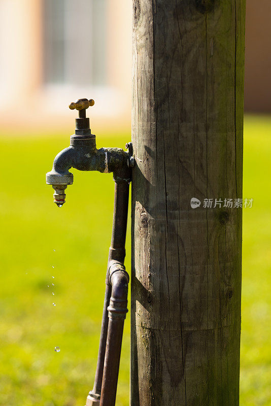 花园里漏水的水龙头