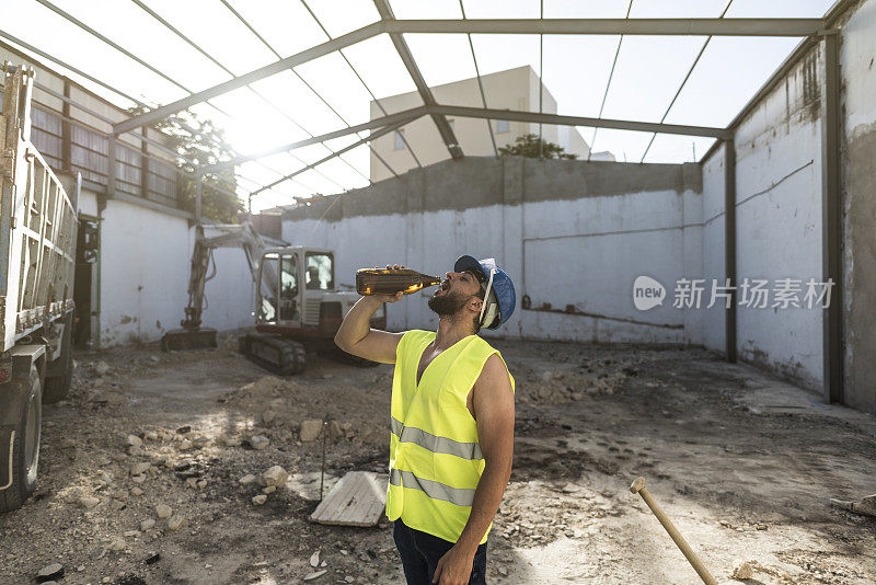 建筑工人在建筑装修工程中疏忽饮用啤酒。劳动的鲁莽行为