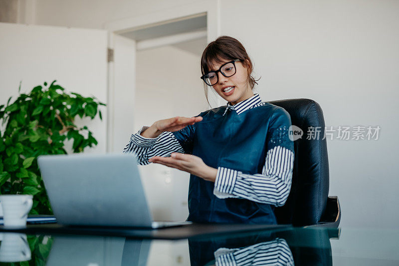 在办公室用笔记本电脑上网聊天