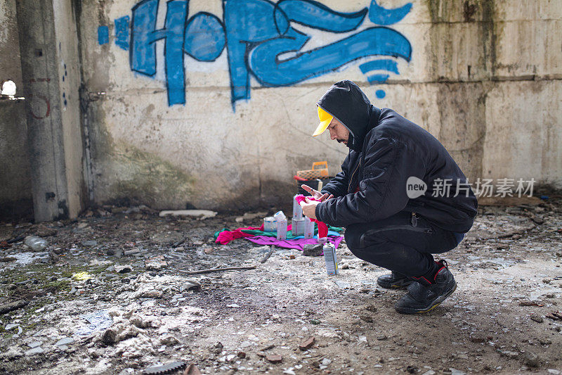街头艺术家正在清洁喷雾罐和手