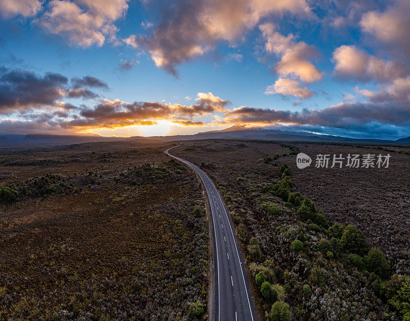 黎明时分，在前往新西兰国家公园鲁阿佩胡山的路上