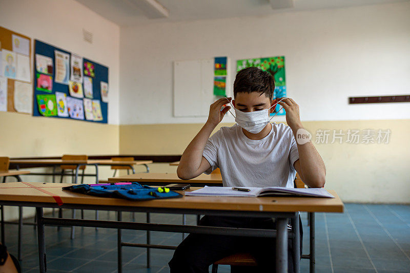 一个负责任的学生，在开始上课前戴上防护口罩