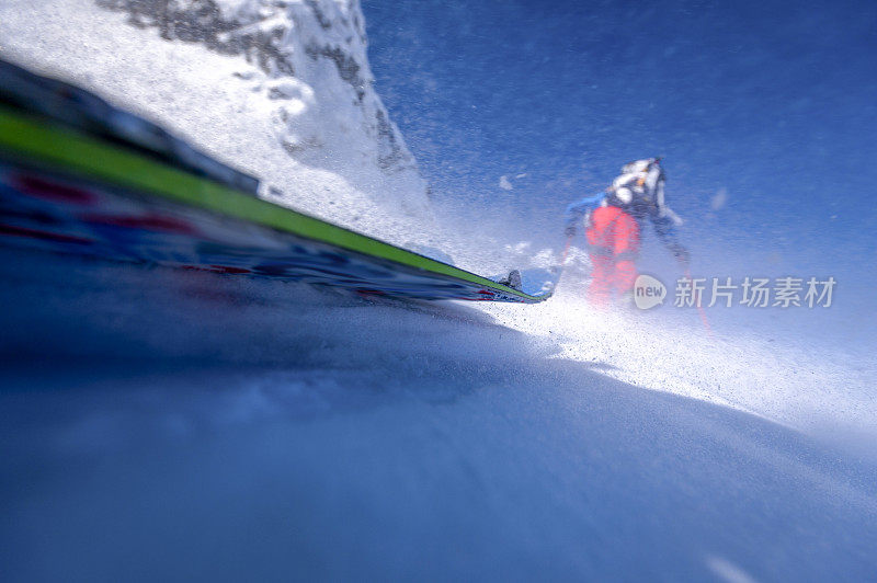 野外滑雪者攀登雪坡的POV
